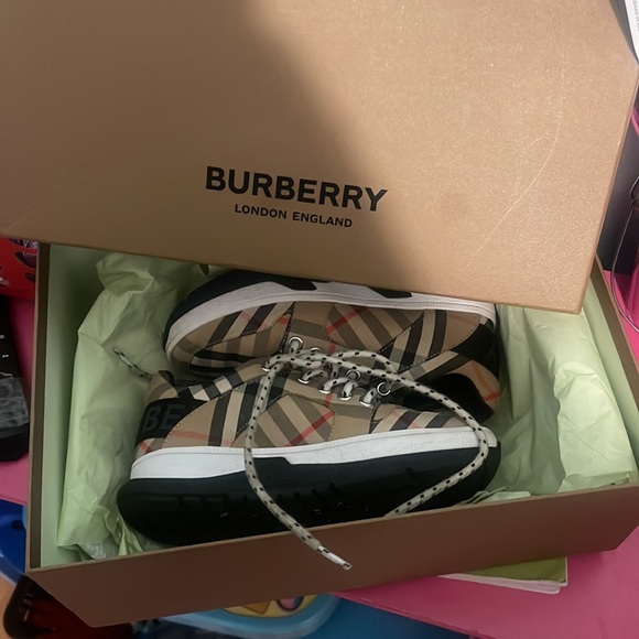 Gently used kids Burberry gym shoes come as is authentic ✅ will ship best offer - Picture 5 of 5
